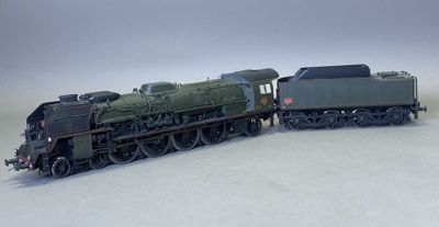 un petit train posé sur une surface blanche