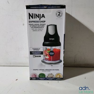 La boîte de la moto Ninja Express est ouverte sur la table.
