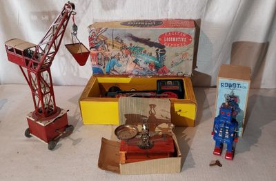 une boîte avec une grue, une boîte avec un jouet, une boîte avec un jouet, une boîte avec un jouet et une boîte avec un jouet
