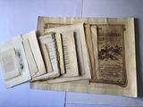 plusieurs vieux livres sont empilés sur une table