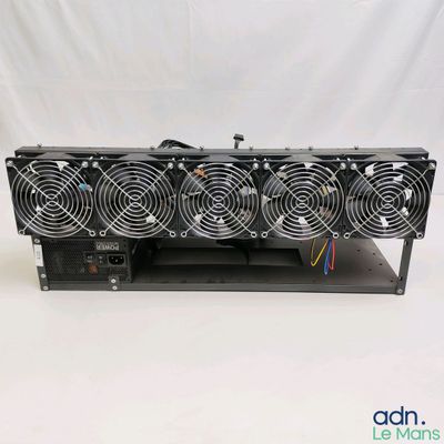 un gros plan sur trois ventilateurs superposés