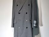 manteau gris à double boutonnage posé sur un présentoir pour mannequin