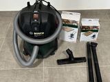 l'aspirateur est posé par terre à côté d'un carton contenant des aspirateurs