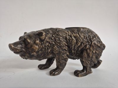 une image représentant une statue d'ours sur fond blanc