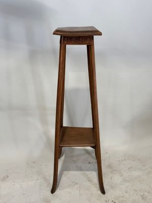 l'image d'une petite table en bois surmontée d'une étagère