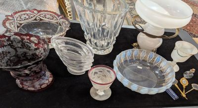 une table sur laquelle se trouvent de nombreux objets en verre