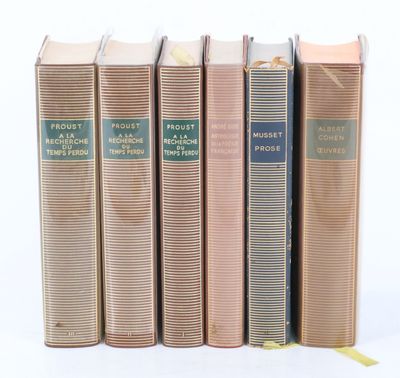 cinq livres sont alignés sur une surface blanche