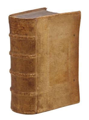 un vieux livre posé sur une table