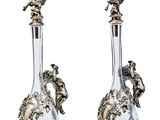 paire de vases en verre plaqués argent, ornés d'anses en forme de dragon