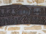 une photo d'une plaque fixée au mur d'un immeuble