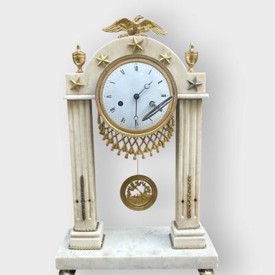 Pendule portique en marbre blanc et bronze doré, le cadran é…