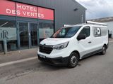 une camionnette blanche garée devant un bâtiment