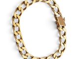 un bracelet à chaîne en or avec un fermoir sur fond blanc