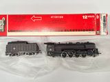 une locomotive noire et un wagon rouge sur un fond blanc