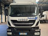une photo d'un camion garé dans un entrepôt