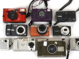 tout un tas d'appareils photo posés les uns à côté des autres sur la table