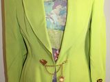 un gros plan sur une veste verte portée par un mannequin, un mannequin, un mannequin, un mannequin, un mannequin, un mannequin, un mannequin, un mannequin, un mannequin, un mannequin, un mannequin, un mannequin, un mannequin, un mannequin, un mannequin, un mannequin, un mannequin, un mannequin, un mannequin, un mannequin, un mannequin, un mannequin, un mannequin, un mannequin, un mannequin, un mannequin, un mannequin, un mannequin, un mannequin, un mannequin, un mannequin, un mannequin, un mannequin