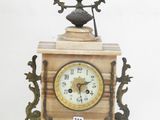 une petite horloge en bois surmontée d'un oiseau