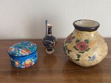 trois vases posés les uns à côté des autres sur une table en bois