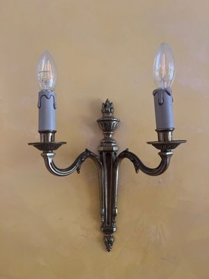 une applique murale fixée au mur