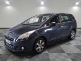 la voiture bleue est garée dans le garage sur le sol en damier