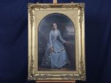 tableau représentant une femme en robe bleue assise devant un chevalet en bois