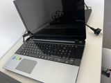 un ordinateur portable posé sur un bureau