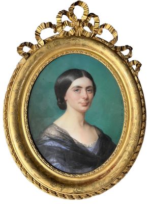portrait d'une femme en robe bleue dans un cadre doré