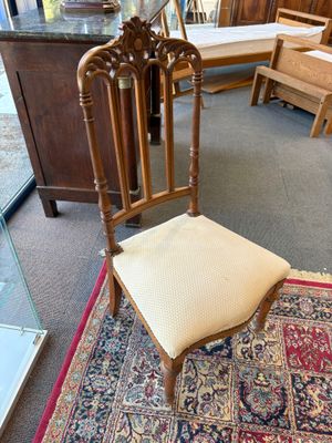 une chaise posée sur un tapis dans une pièce