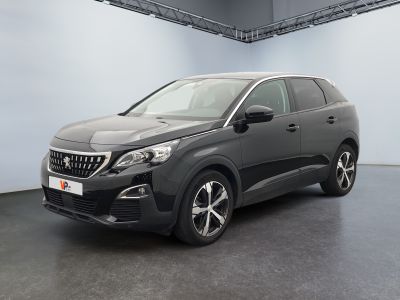 Le nouveau SUV Peugeot C-Cross est garé dans un garage