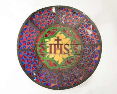 Rosace en vitrail, verres et plomb, motif central IHS sommé …
