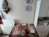 une table recouverte d'une nappe colorée dans une pièce