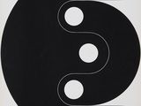 une image représentant une affiche en noir et blanc sur laquelle figurent des cercles