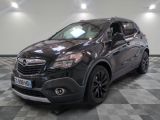 une photo d'un SUV Buick noir garé dans un garage