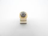 une image d'une bague en diamant sur une surface blanche