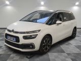 la citrole blanche est garee sur un sol en damier