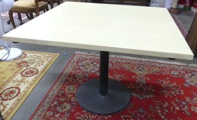 a table that is sitting on a rug in a room