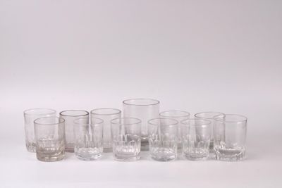 Réunion de douze verres à whisky en verre taillé.