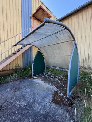 1 abri à vélos