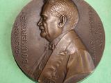 une médaille de bronze sur laquelle figure l'effigie d'un homme