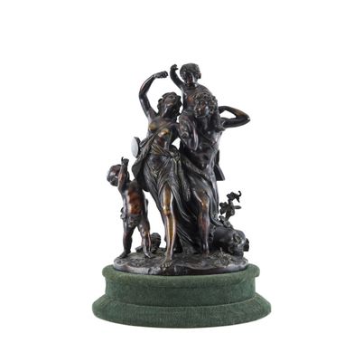 statue en bronze représentant trois femmes et un chien, posée sur un socle en marbre