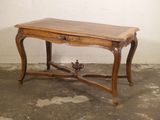 une table en bois avec un tiroir en dessous