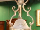 un lustre suspendu au plafond d'une pièce
