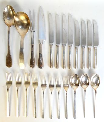 beaucoup de cuillères en argent et de cuillères sur la table