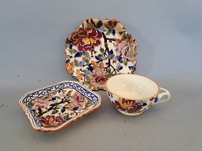trois pièces de poterie sont posées les unes à côté des autres sur une table