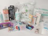 une photo montrant divers produits de soins pour bébés posés sur une surface blanche