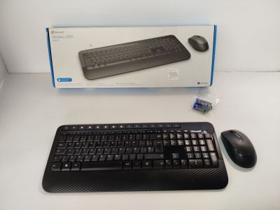 un clavier d'ordinateur et une souris posés sur une table