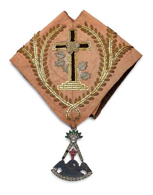 une image représentant une croix sur un tissu orné d'une croix