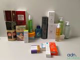 de nombreux types de produits de soins de la peau sur la table