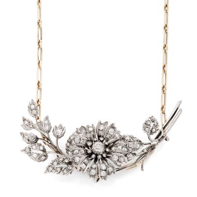un gros plan d'un collier orné de fleurs et de feuilles